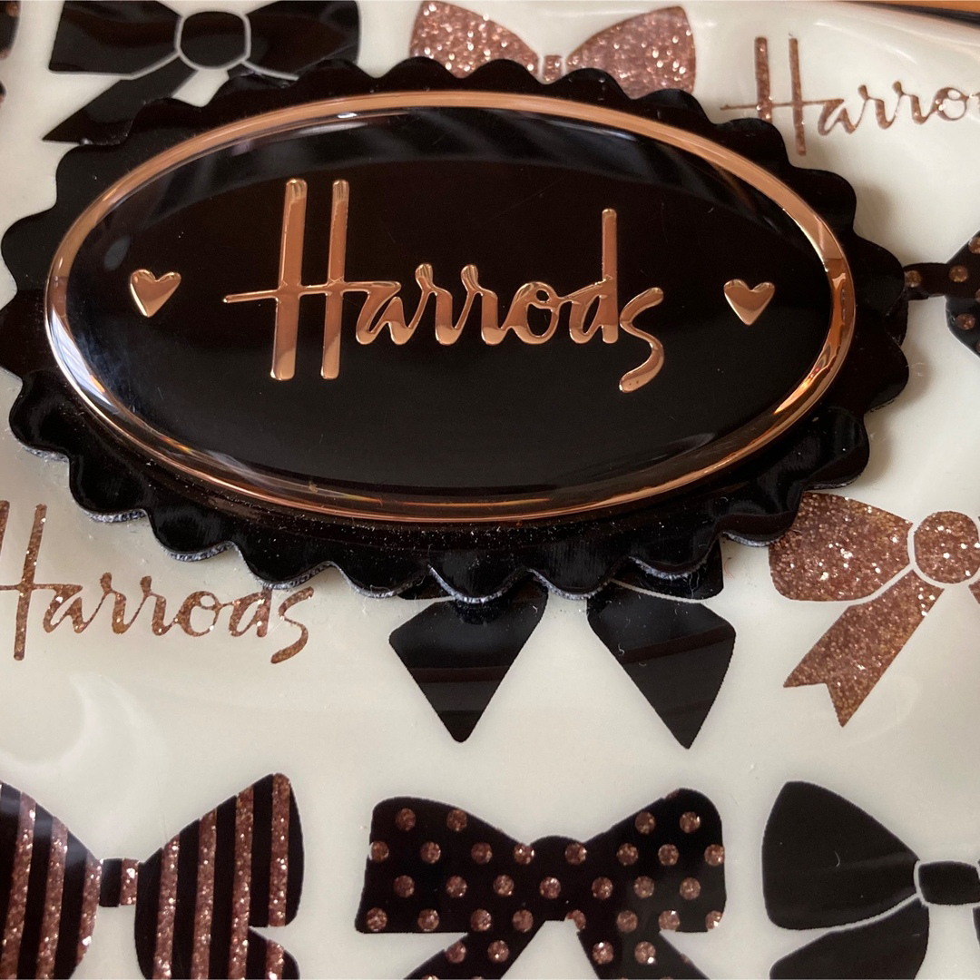 Harrods(ハロッズ)の更に値下げ　Harrodsイギリス本店　日本未発売　リボン柄ポーチ レディースのファッション小物(ポーチ)の商品写真
