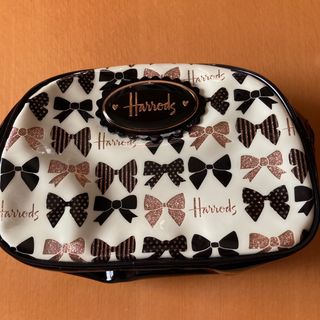 ハロッズ(Harrods)の更に値下げ　Harrodsイギリス本店　日本未発売　リボン柄ポーチ(ポーチ)