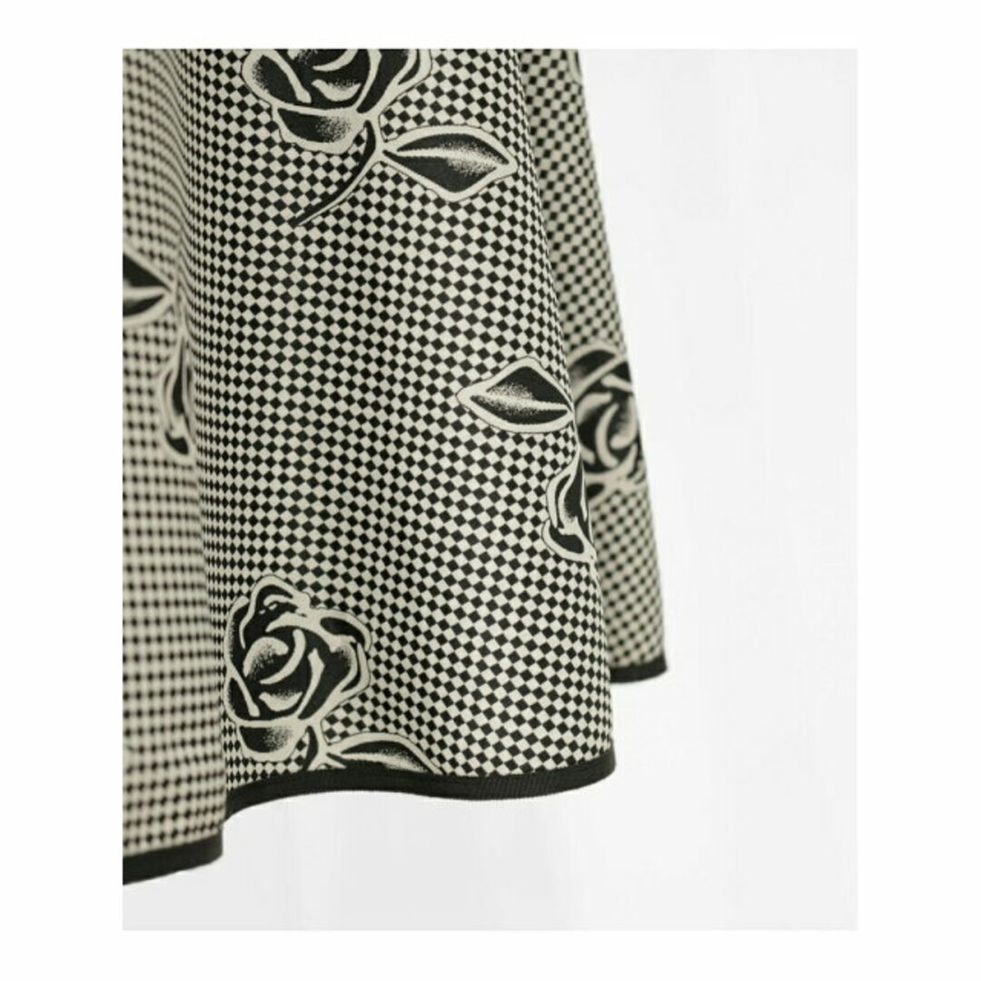 STRAWBERRY-FIELDS(ストロベリーフィールズ)の【ブラック2】ブロッキングローズ レディースのスカート(ロングスカート)の商品写真