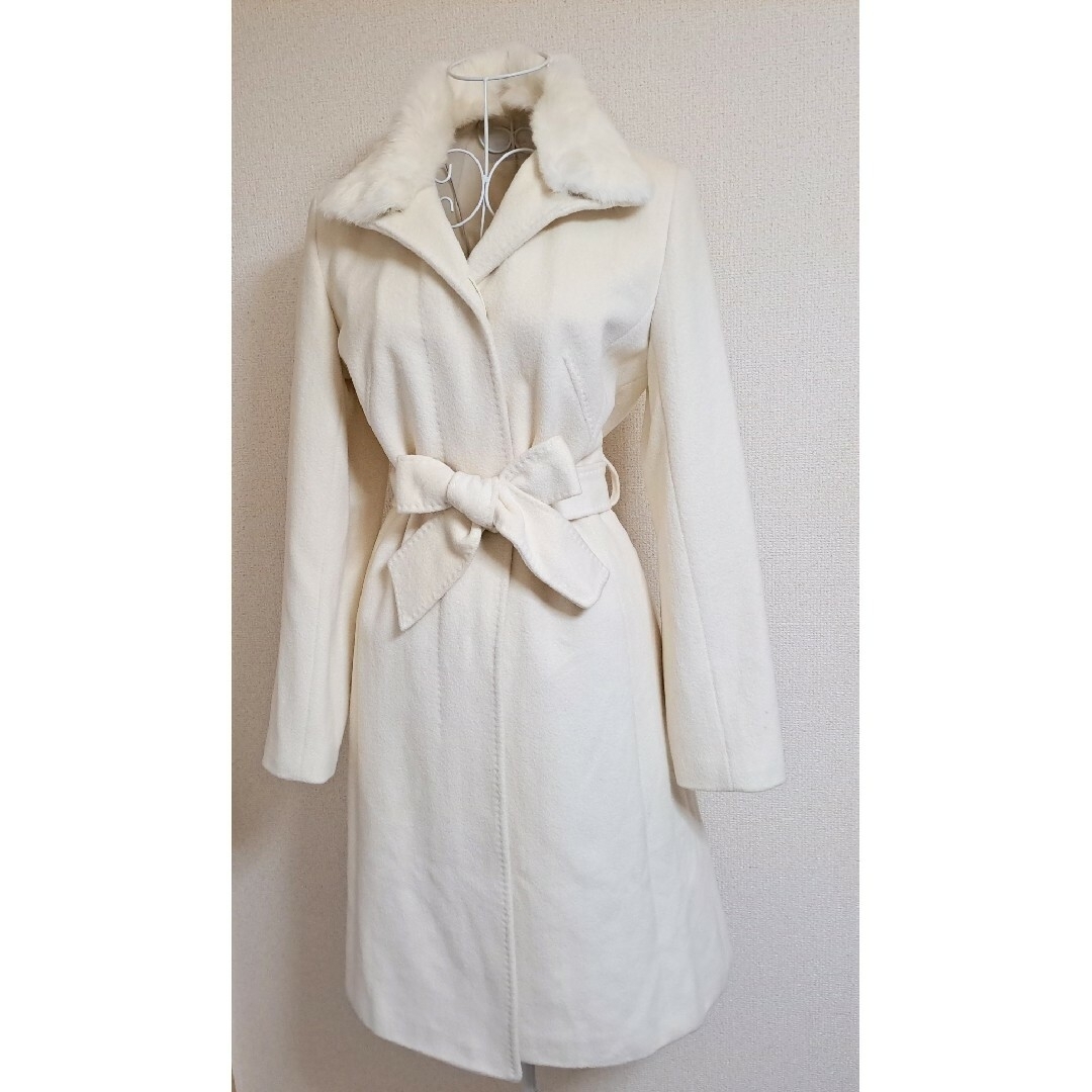 オンワード樫山 アンゴラ羊毛  ロングコート 白 ホワイト ラビット 襟 レディースのジャケット/アウター(ロングコート)の商品写真