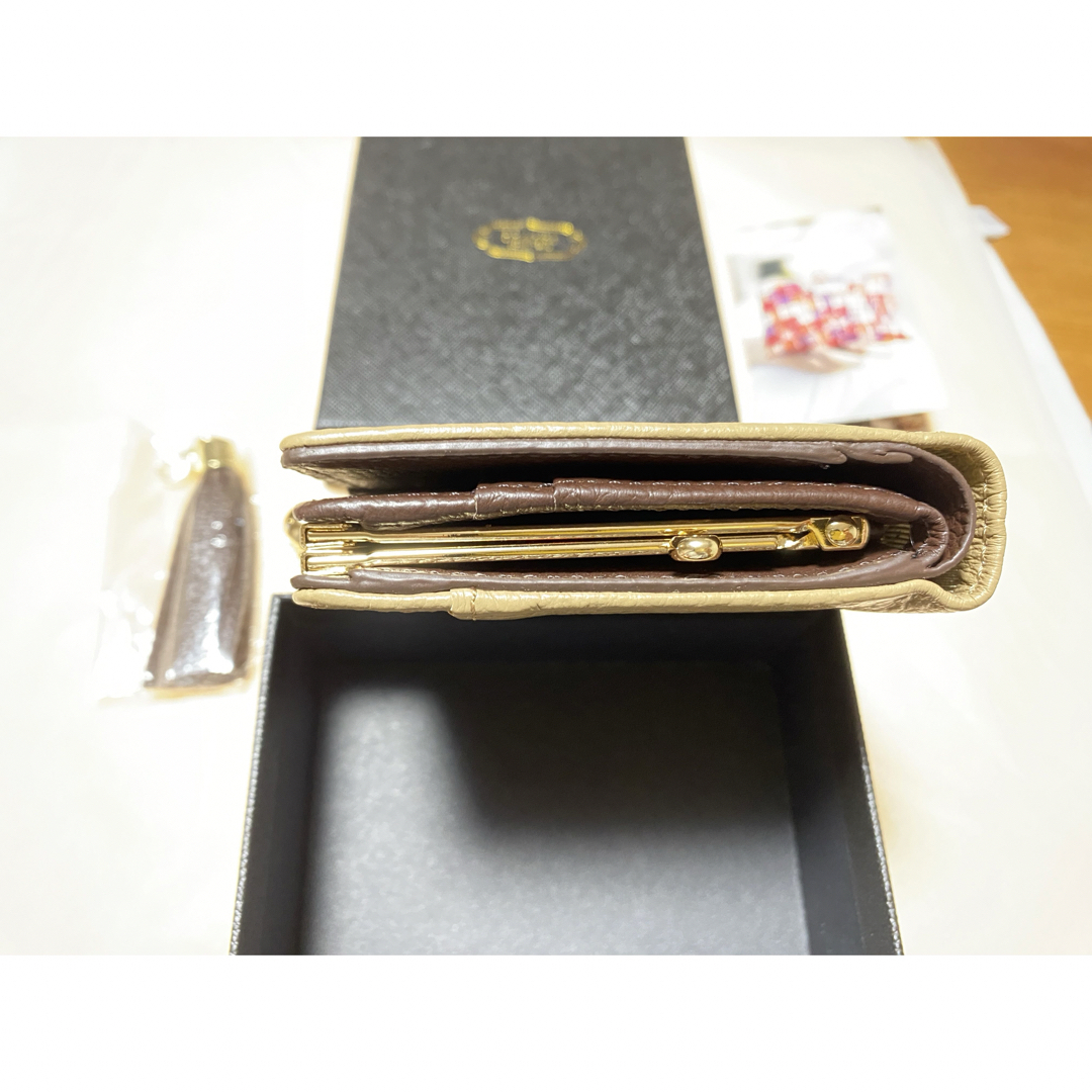 CLAIRE(クレア（CLAIRE）)のサンドベージュ　【CLAIRE】イタリアンレザー無地シュリンクがま口財布 レディースのファッション小物(財布)の商品写真