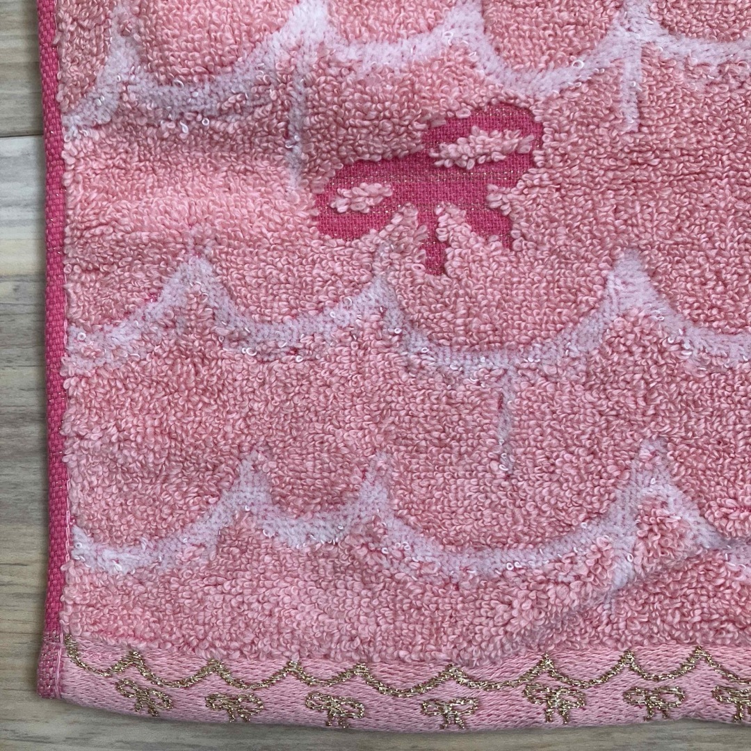 TSUMORI CHISATO(ツモリチサト)のツモリチサト　ハンドハンカチタオル　猫ねこネコ＆リボン刺繍　ピンク レディースのファッション小物(ハンカチ)の商品写真