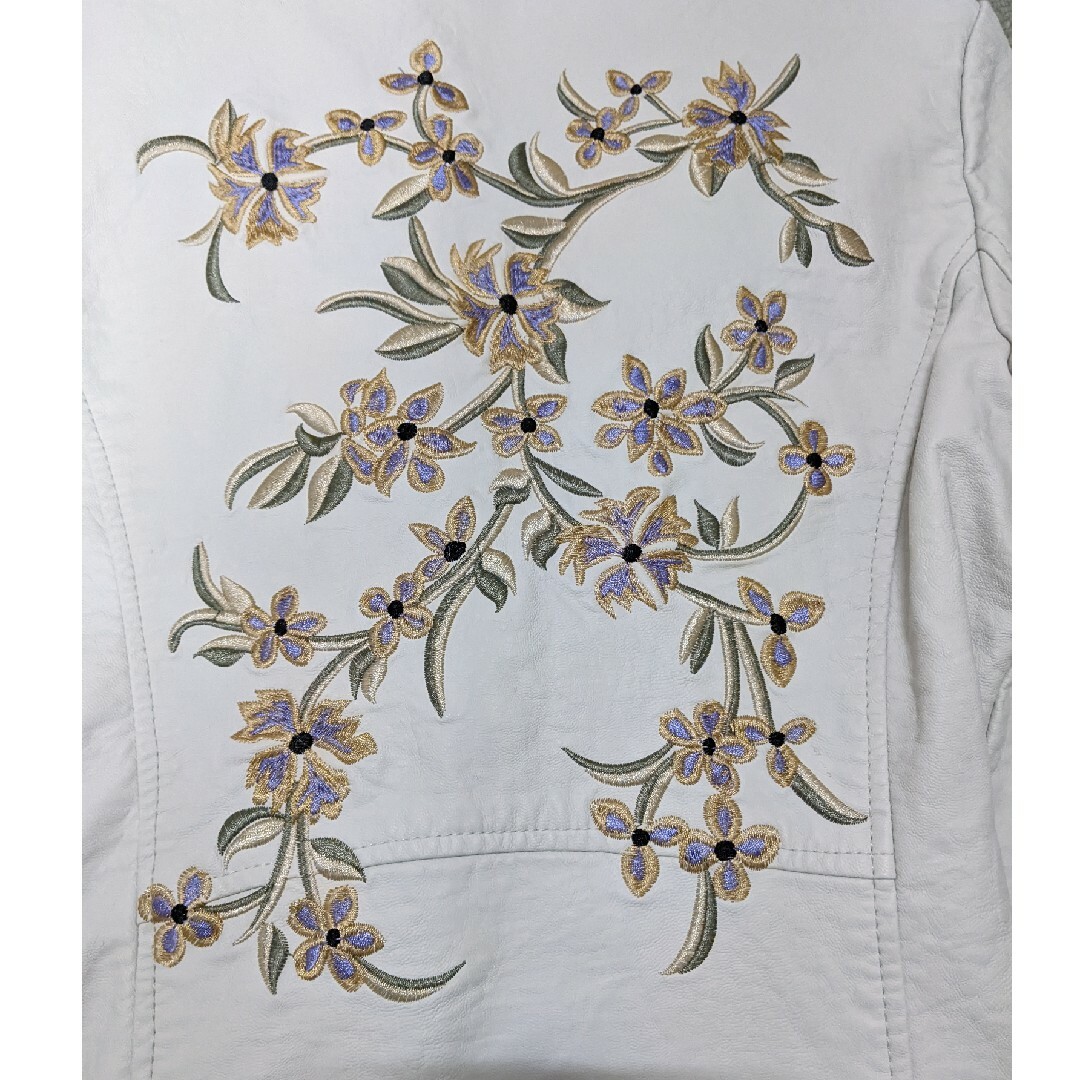 DRIFTWOOD(ドリフトウッド)の花　刺繍　ホワイト　ライダースジャケット レディースのジャケット/アウター(ライダースジャケット)の商品写真
