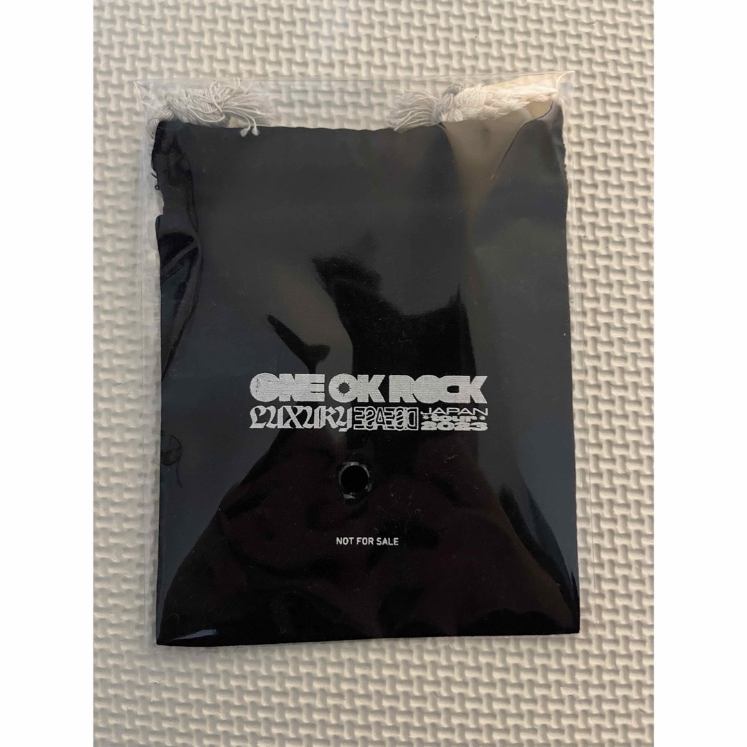 ONE OK ROCK(ワンオクロック)のONE OK ROCK Amazon限定特典巾着 エンタメ/ホビーのタレントグッズ(ミュージシャン)の商品写真