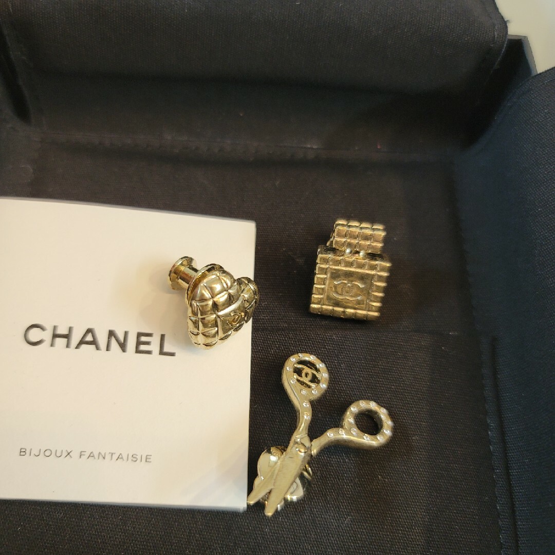 CHANEL(シャネル)の【美品】シャネル ピンブローチ 3点セット 香水ボトル ハサミ レディースのアクセサリー(ブローチ/コサージュ)の商品写真