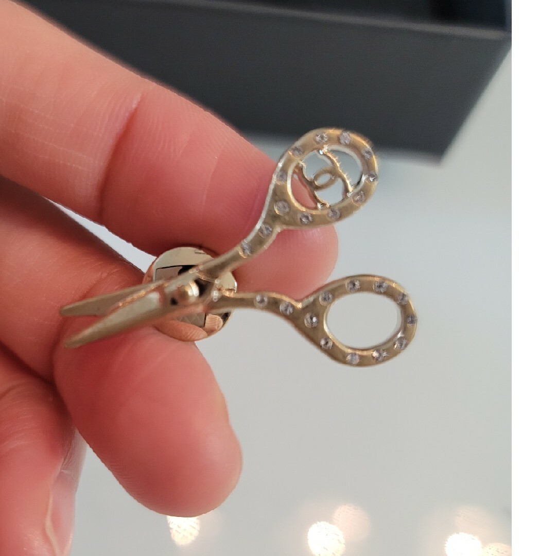 CHANEL(シャネル)の【美品】シャネル ピンブローチ 3点セット 香水ボトル ハサミ レディースのアクセサリー(ブローチ/コサージュ)の商品写真