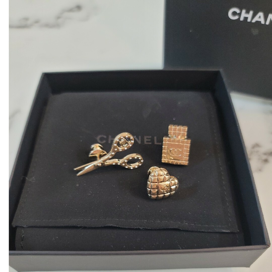 CHANEL(シャネル)の【美品】シャネル ピンブローチ 3点セット 香水ボトル ハサミ レディースのアクセサリー(ブローチ/コサージュ)の商品写真