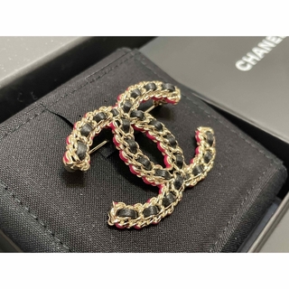 シャネル(CHANEL)のCHANEL シャネル　ココマーク　ブローチ　レザー　ブラック　黒　ピンク　新品(ブローチ/コサージュ)