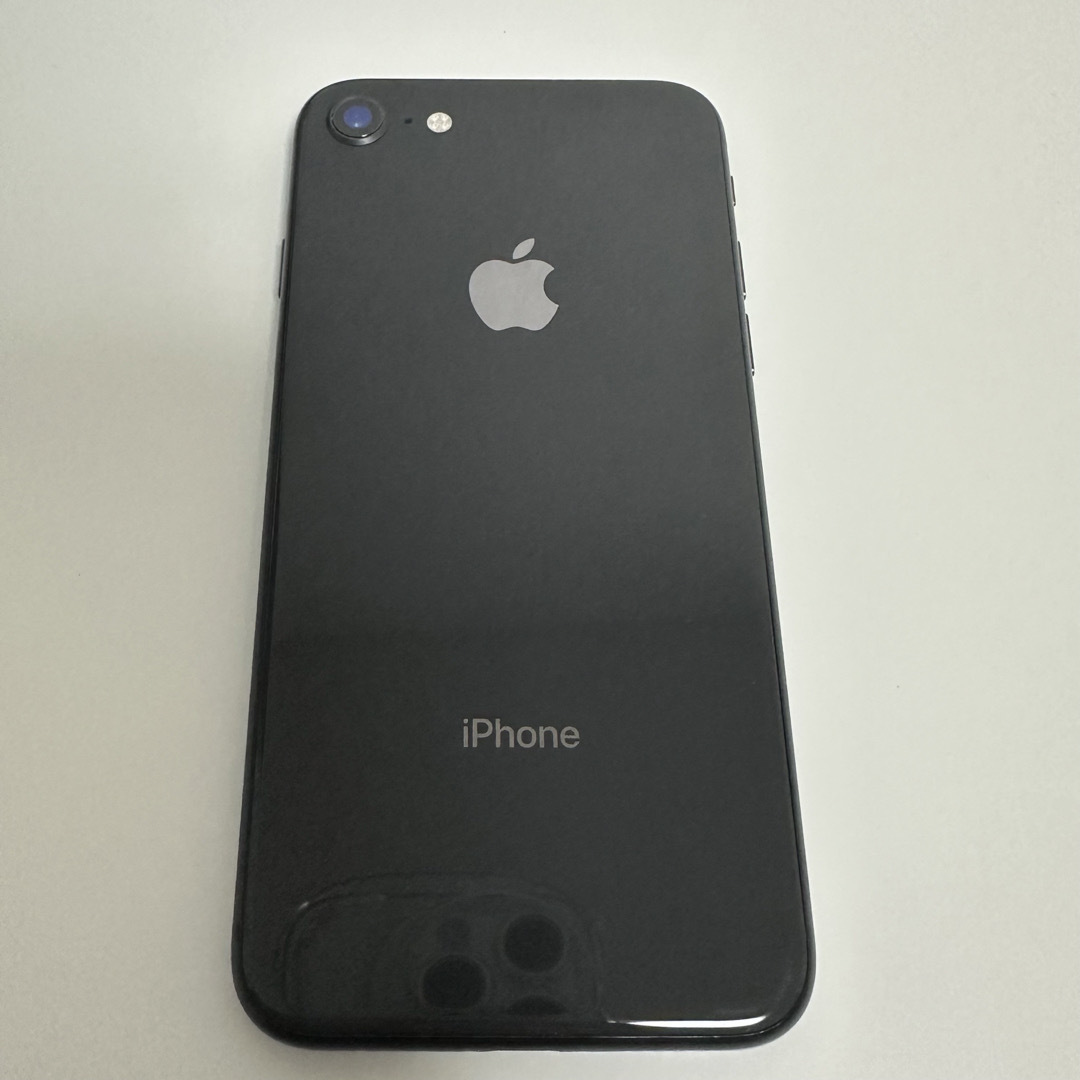 iPhone(アイフォーン)の【彩様専用ページ】iPhone8 ブラック SIMロック有 スマホ/家電/カメラのスマートフォン/携帯電話(スマートフォン本体)の商品写真