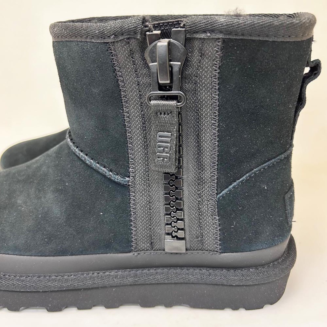 UGG(アグ)の新品 アグ レディースブーツ クラシック ミニ ジッパー ブラック 22.0cm レディースの靴/シューズ(ブーツ)の商品写真