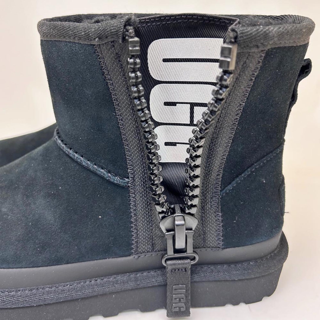 UGG(アグ)の新品 アグ レディースブーツ クラシック ミニ ジッパー ブラック 22.0cm レディースの靴/シューズ(ブーツ)の商品写真