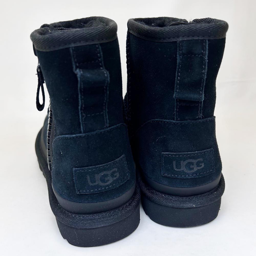 UGG(アグ)の新品 アグ レディースブーツ クラシック ミニ ジッパー ブラック 22.0cm レディースの靴/シューズ(ブーツ)の商品写真