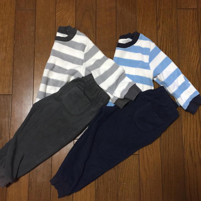 UNIQLO(ユニクロ)のUNIQLOフリースパジャマ90サイズ キッズ/ベビー/マタニティのキッズ服男の子用(90cm~)(パジャマ)の商品写真