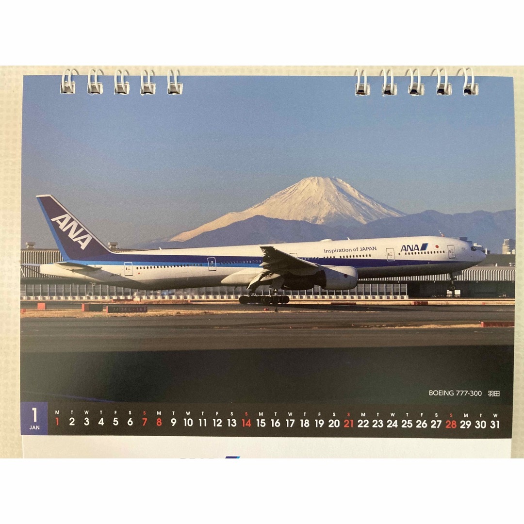 ANA(全日本空輸)(エーエヌエー(ゼンニッポンクウユ))の2024年卓上カレンダー インテリア/住まい/日用品の文房具(カレンダー/スケジュール)の商品写真