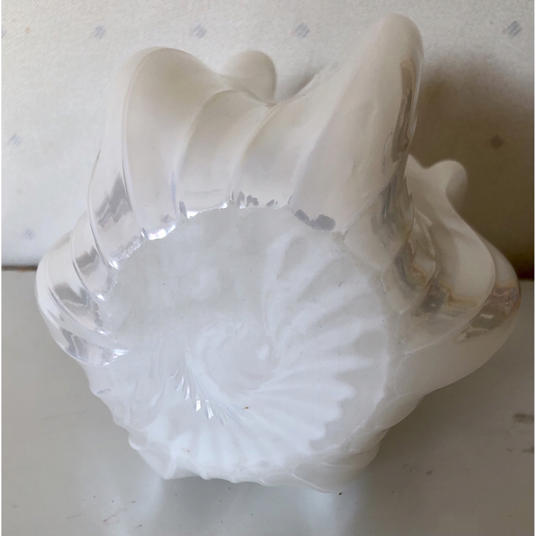 レトロ　オーロラガラスフリル　ガラス花瓶　フラワーベース　ミルクガラス インテリア/住まい/日用品のインテリア小物(花瓶)の商品写真