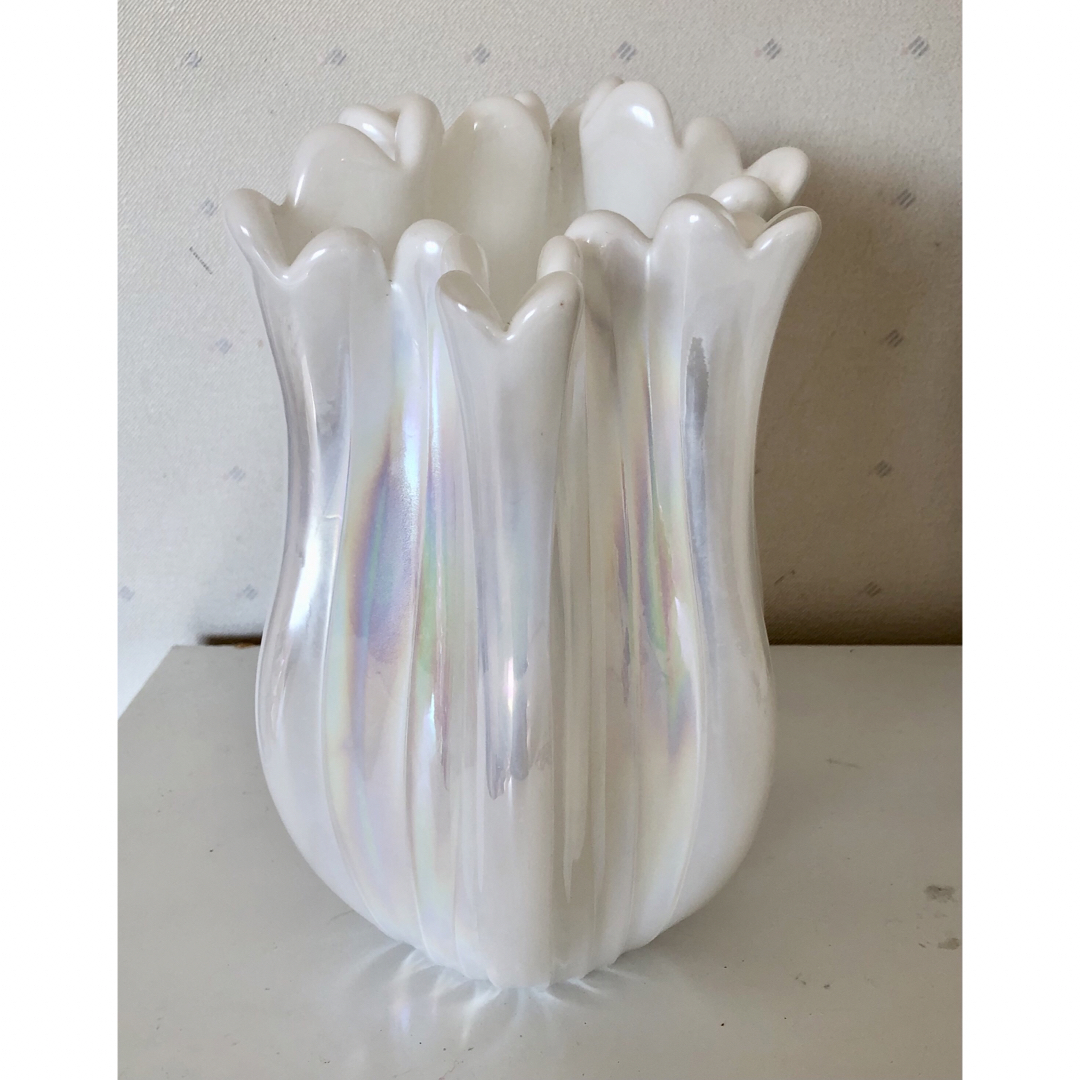 レトロ　オーロラガラスフリル　ガラス花瓶　フラワーベース　ミルクガラス インテリア/住まい/日用品のインテリア小物(花瓶)の商品写真