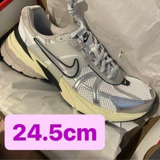 ナイキ(NIKE)のずっと真夜中でいいのに。ACAね着用 NIKE V2K RUN 24.5cm(スニーカー)