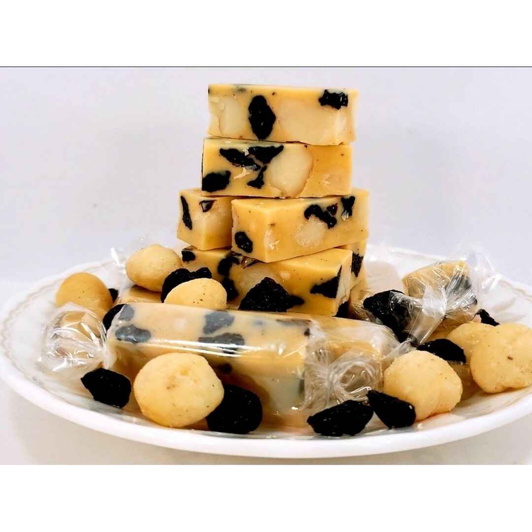 ブルーベリーとマカダミアナッツヌガー(法式藍莓牛軋糖) 食品/飲料/酒の食品(菓子/デザート)の商品写真