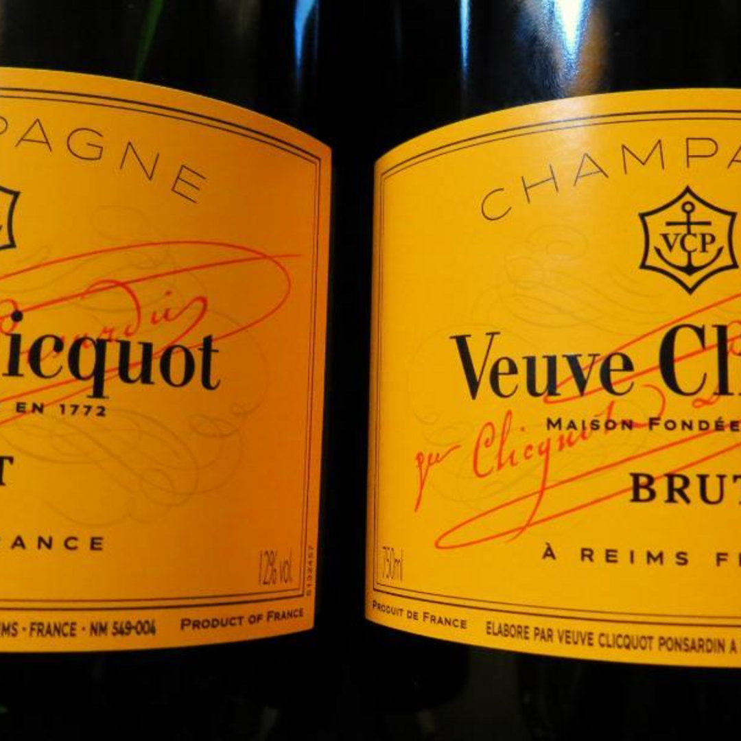 250周年記念ボトル　ヴーヴ・クリコ イエロー Veuve Clicquot2本 食品/飲料/酒の酒(シャンパン/スパークリングワイン)の商品写真