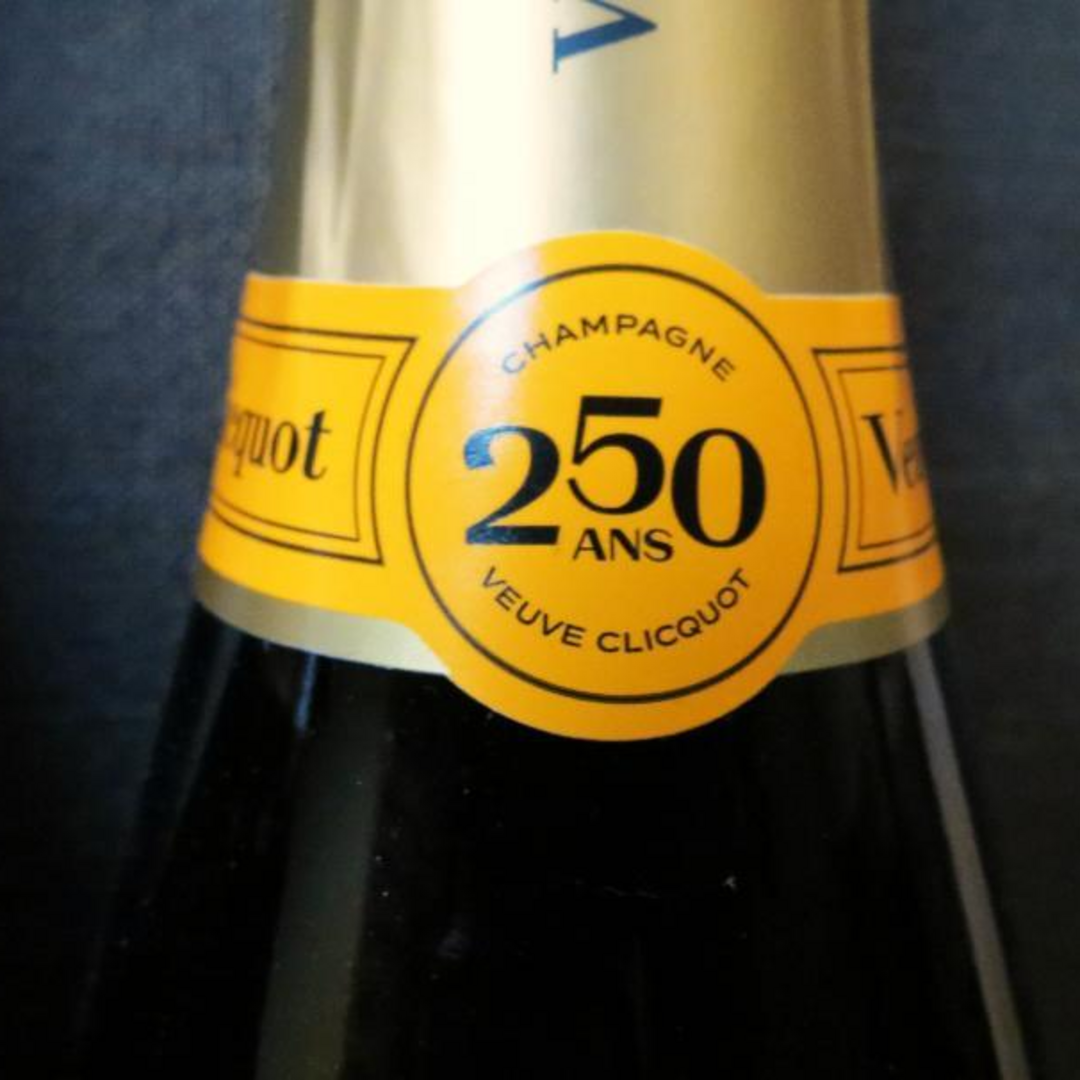 250周年記念ボトル　ヴーヴ・クリコ イエロー Veuve Clicquot2本 食品/飲料/酒の酒(シャンパン/スパークリングワイン)の商品写真