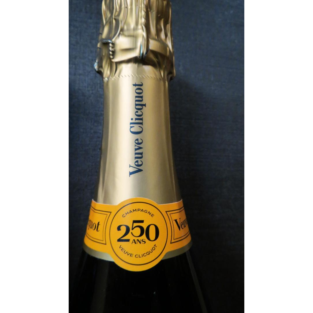 250周年記念ボトル　ヴーヴ・クリコ イエロー Veuve Clicquot2本 食品/飲料/酒の酒(シャンパン/スパークリングワイン)の商品写真