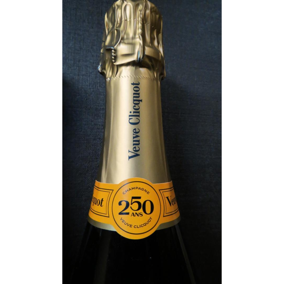 250周年記念ボトル　ヴーヴ・クリコ イエロー Veuve Clicquot2本 食品/飲料/酒の酒(シャンパン/スパークリングワイン)の商品写真