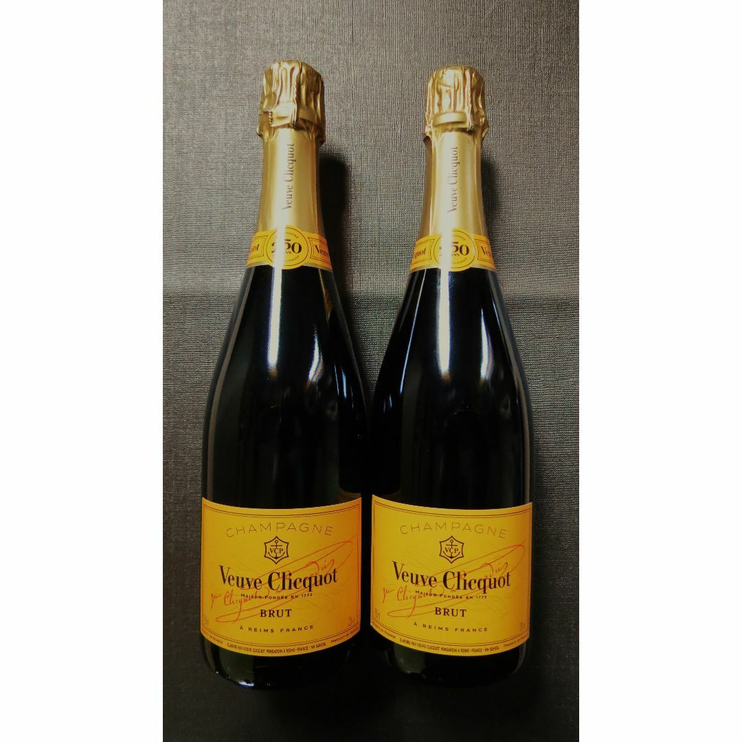 250周年記念ボトル　ヴーヴ・クリコ イエロー Veuve Clicquot2本 食品/飲料/酒の酒(シャンパン/スパークリングワイン)の商品写真