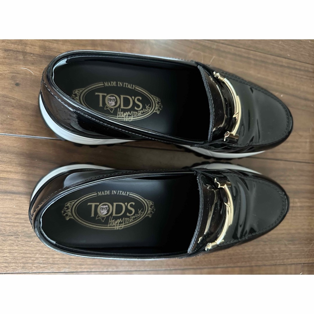 TOD'S(トッズ)のTOD'S メンズ「ダブルT モカシンスニーカー」エナメル加工 メンズの靴/シューズ(スリッポン/モカシン)の商品写真