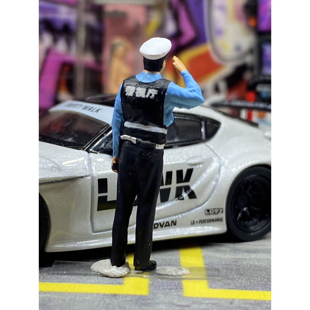 1/64 警察官　3体セット　検問　改造車検　フィギュア　トミカサイズ　ジオラマ ハンドメイドのおもちゃ(フィギュア)の商品写真