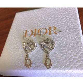 クリスチャンディオール(Christian Dior)のDior ロゴ ハート キラキラ 揺れる ピアス フックタイプ シンプル (ピアス)