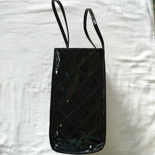 OFUON(オフオン)の美品  OFUON  エナメルバック レディースのバッグ(ハンドバッグ)の商品写真