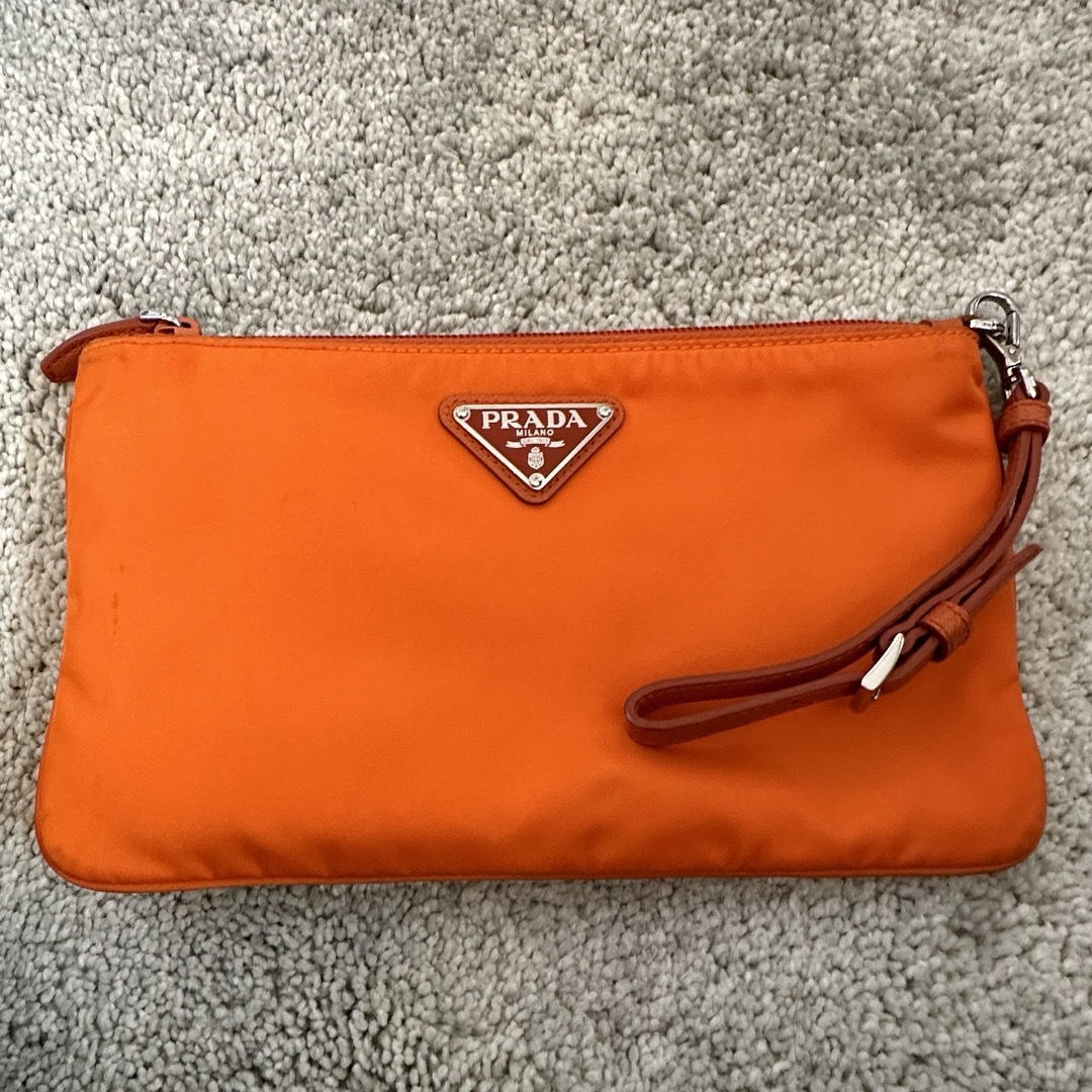 PRADA(プラダ)の美品PRADA プラダ 1NH545 ストラップポーチ　オレンジ  レディースのファッション小物(ポーチ)の商品写真