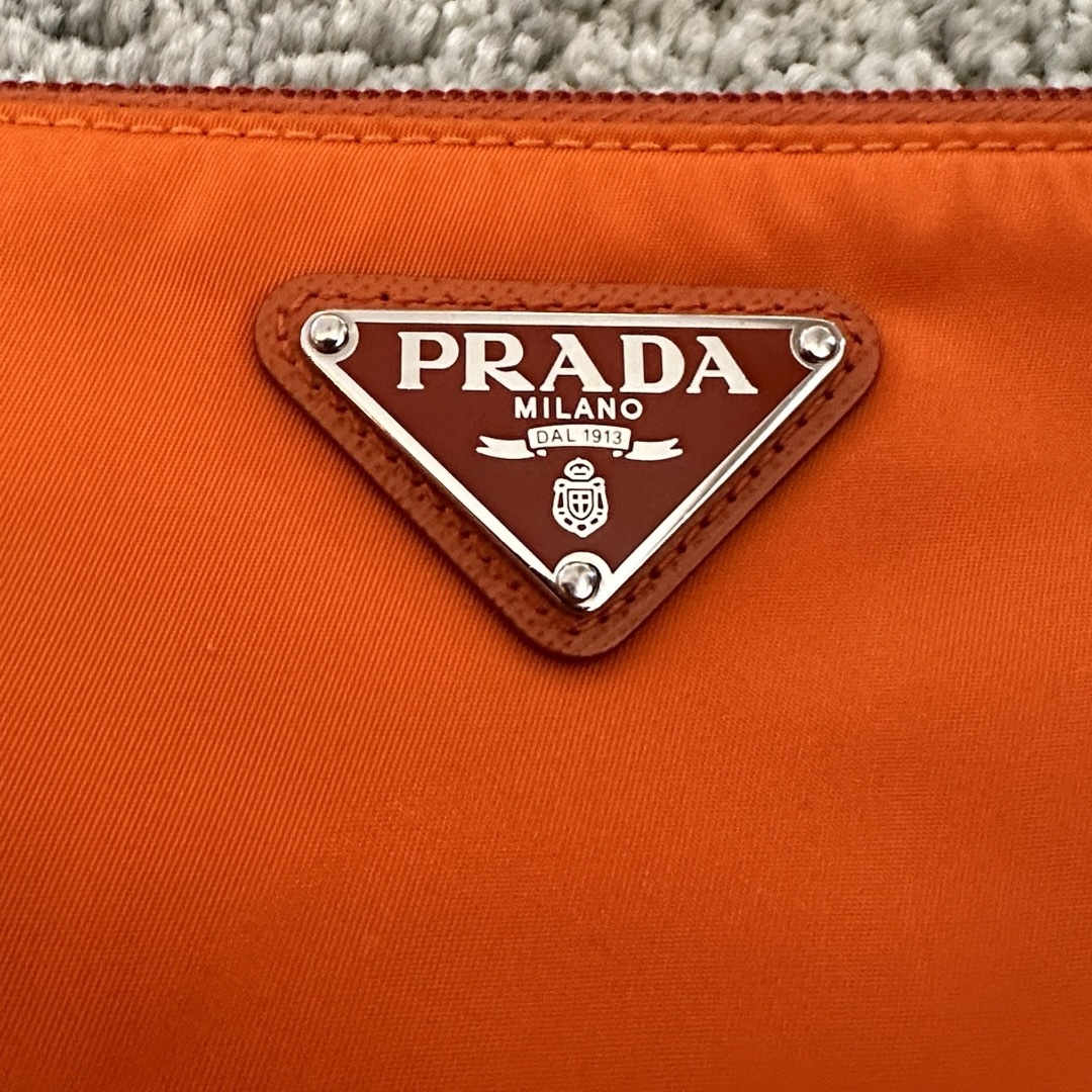 PRADA(プラダ)の美品PRADA プラダ 1NH545 ストラップポーチ　オレンジ  レディースのファッション小物(ポーチ)の商品写真