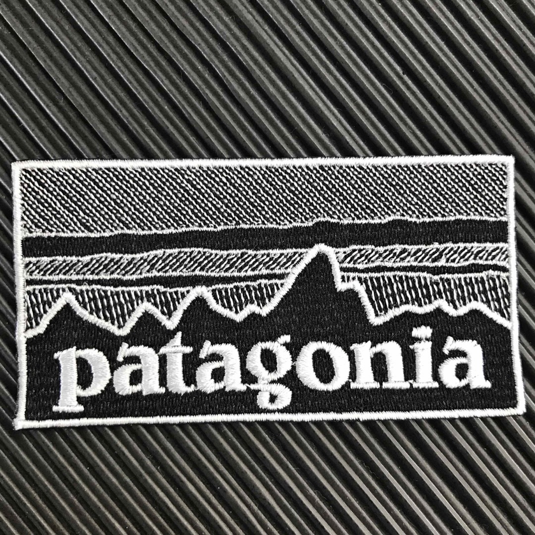 patagonia(パタゴニア)の90×48mm PATAGONIAフィッツロイ モノクロアイロンワッペン -73 ハンドメイドの素材/材料(各種パーツ)の商品写真