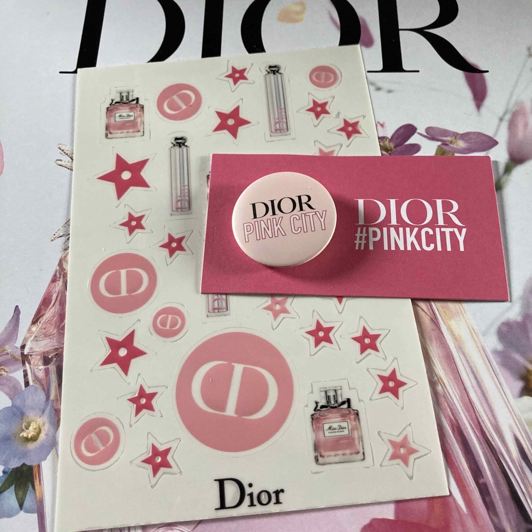 Christian Dior(クリスチャンディオール)のDIOR  シール＆缶バッジ  PINKCITY 💙レア エンタメ/ホビーのコレクション(ノベルティグッズ)の商品写真