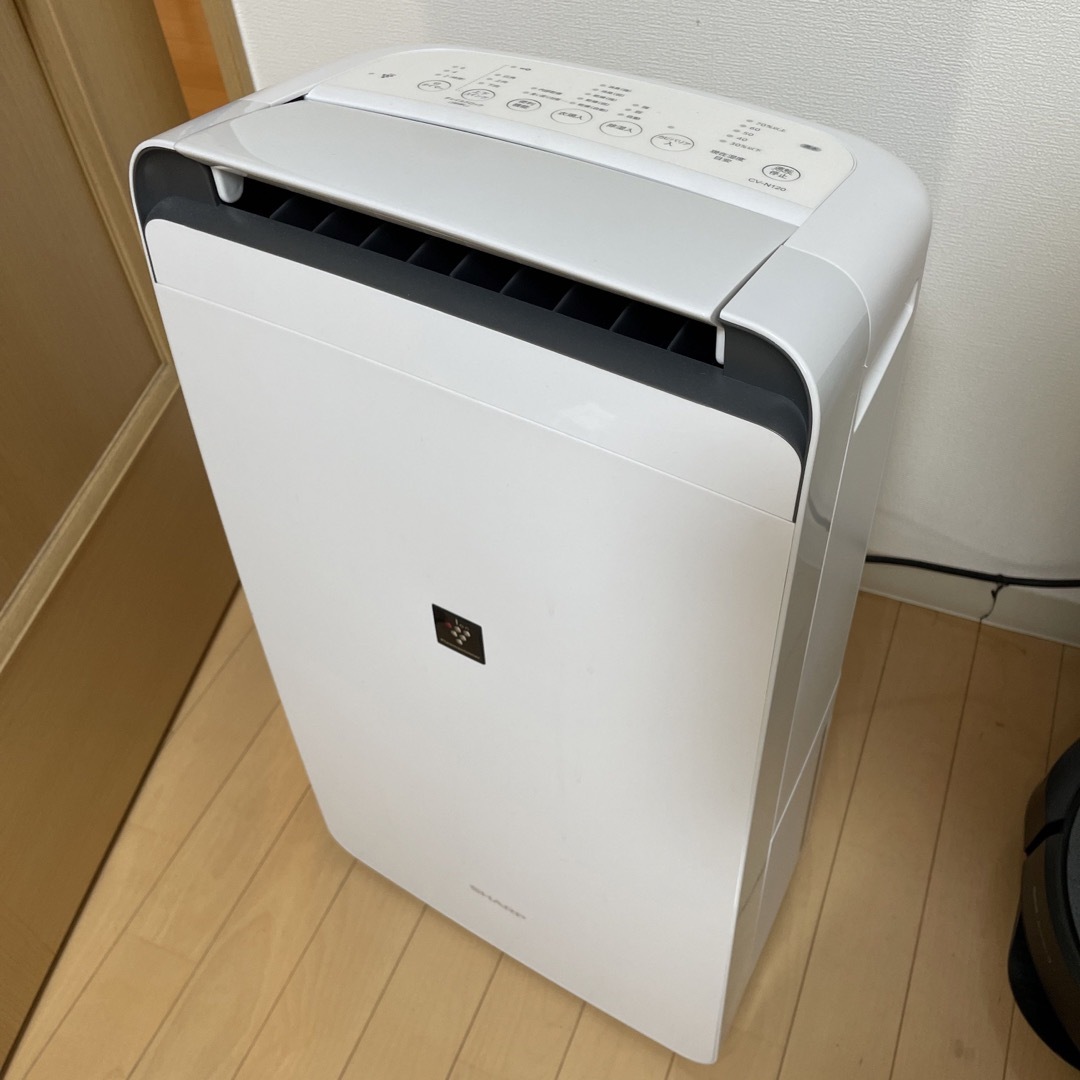 SHARP(シャープ)のシャープ 衣類乾燥機 除湿機 12L /CV-N120-W スマホ/家電/カメラの生活家電(加湿器/除湿機)の商品写真