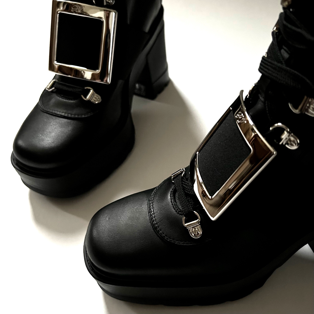 ROGER VIVIER(ロジェヴィヴィエ)の新品/36.5 ロジェ ヴィヴィエ コンバットブーツ ブーツ ブラック 黒 レディースの靴/シューズ(ブーツ)の商品写真