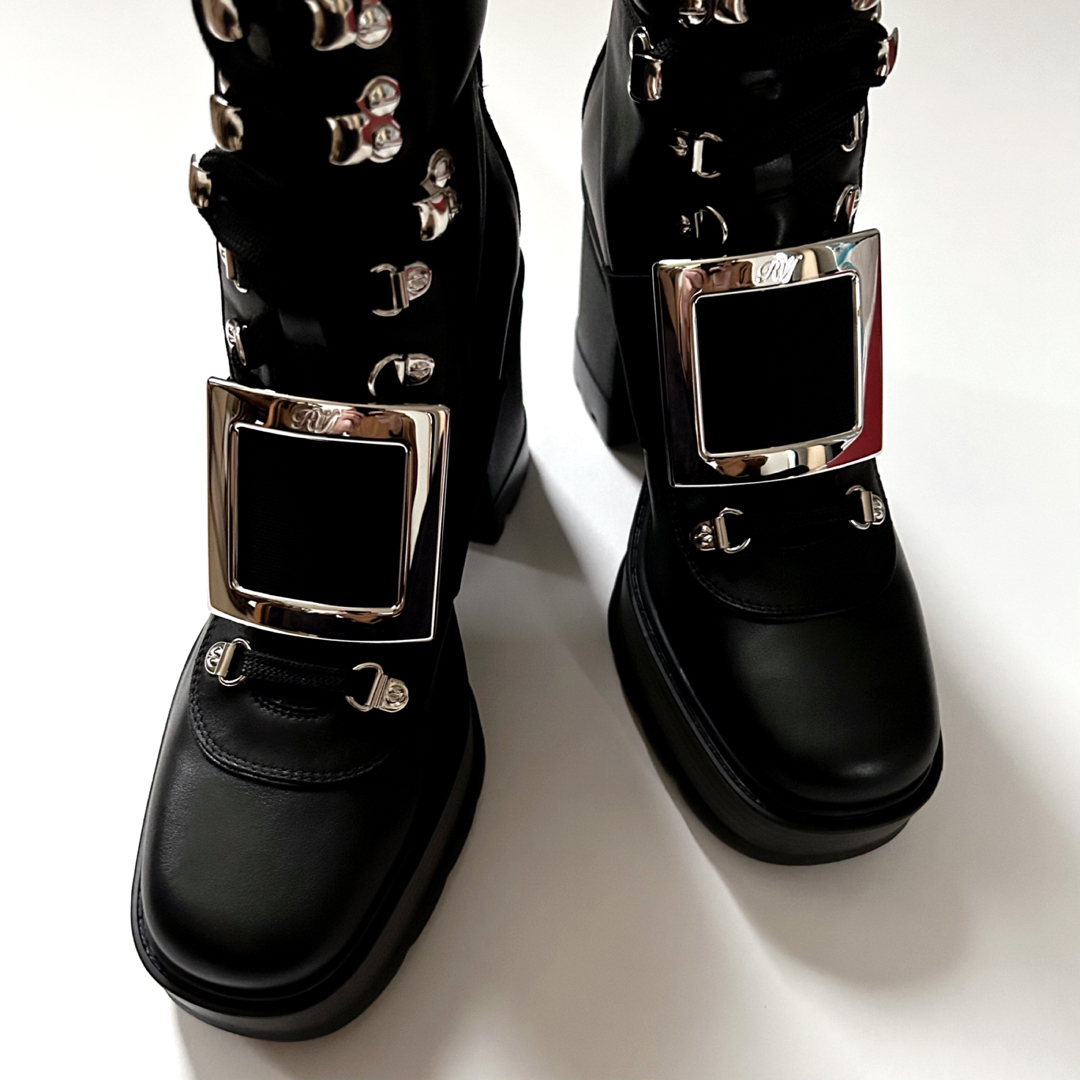 ROGER VIVIER(ロジェヴィヴィエ)の新品/36.5 ロジェ ヴィヴィエ コンバットブーツ ブーツ ブラック 黒 レディースの靴/シューズ(ブーツ)の商品写真