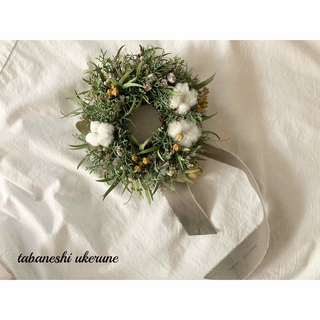 白くふわふわな綿花と栴檀の実を紡いだ冬を愉しむ　ベル付き　リース　ドライフラワー(リース)