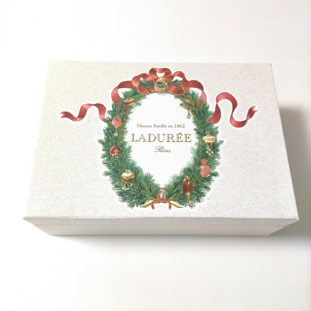 LADUREE クリスマス限定マカロンボックス 箱のみ インテリア/住まい/日用品のインテリア小物(小物入れ)の商品写真