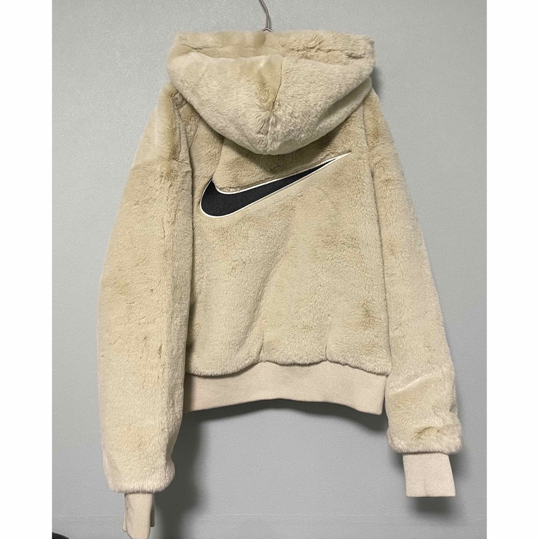 NIKE(ナイキ)のL 新品 ナイキ ファージャケット ビッグスウッシュ ベージュ ブルゾン レディースのジャケット/アウター(ブルゾン)の商品写真