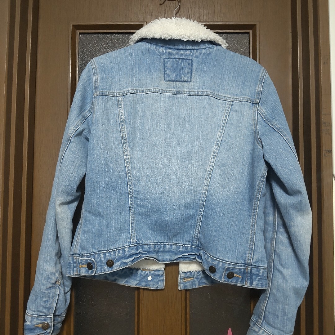 H&M(エイチアンドエム)のもこもこアウター レディースのジャケット/アウター(Gジャン/デニムジャケット)の商品写真