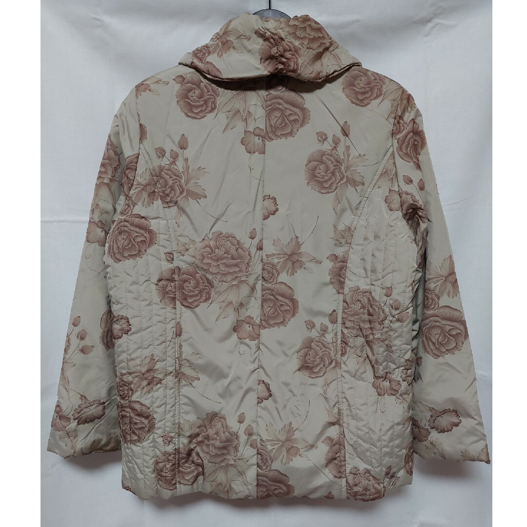 中綿入り軽くて暖かいアウター　M～Lサイズ レディースのジャケット/アウター(ナイロンジャケット)の商品写真