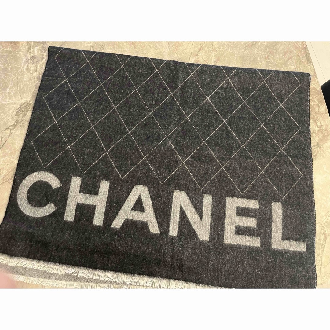 CHANEL(シャネル)の美品　CHANEL 大判カシミヤストール黒×グレー　リバーシブル ハンドメイドのファッション小物(マフラー/ストール)の商品写真