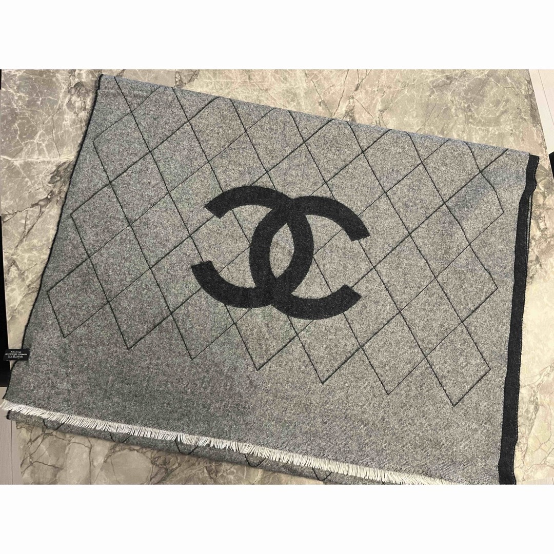 CHANEL(シャネル)の美品　CHANEL 大判カシミヤストール黒×グレー　リバーシブル ハンドメイドのファッション小物(マフラー/ストール)の商品写真