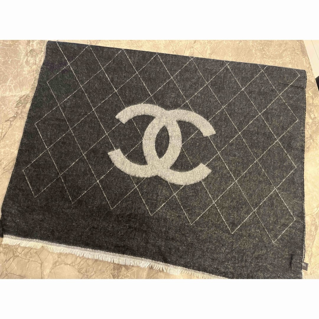 CHANEL(シャネル)の美品　CHANEL 大判カシミヤストール黒×グレー　リバーシブル ハンドメイドのファッション小物(マフラー/ストール)の商品写真