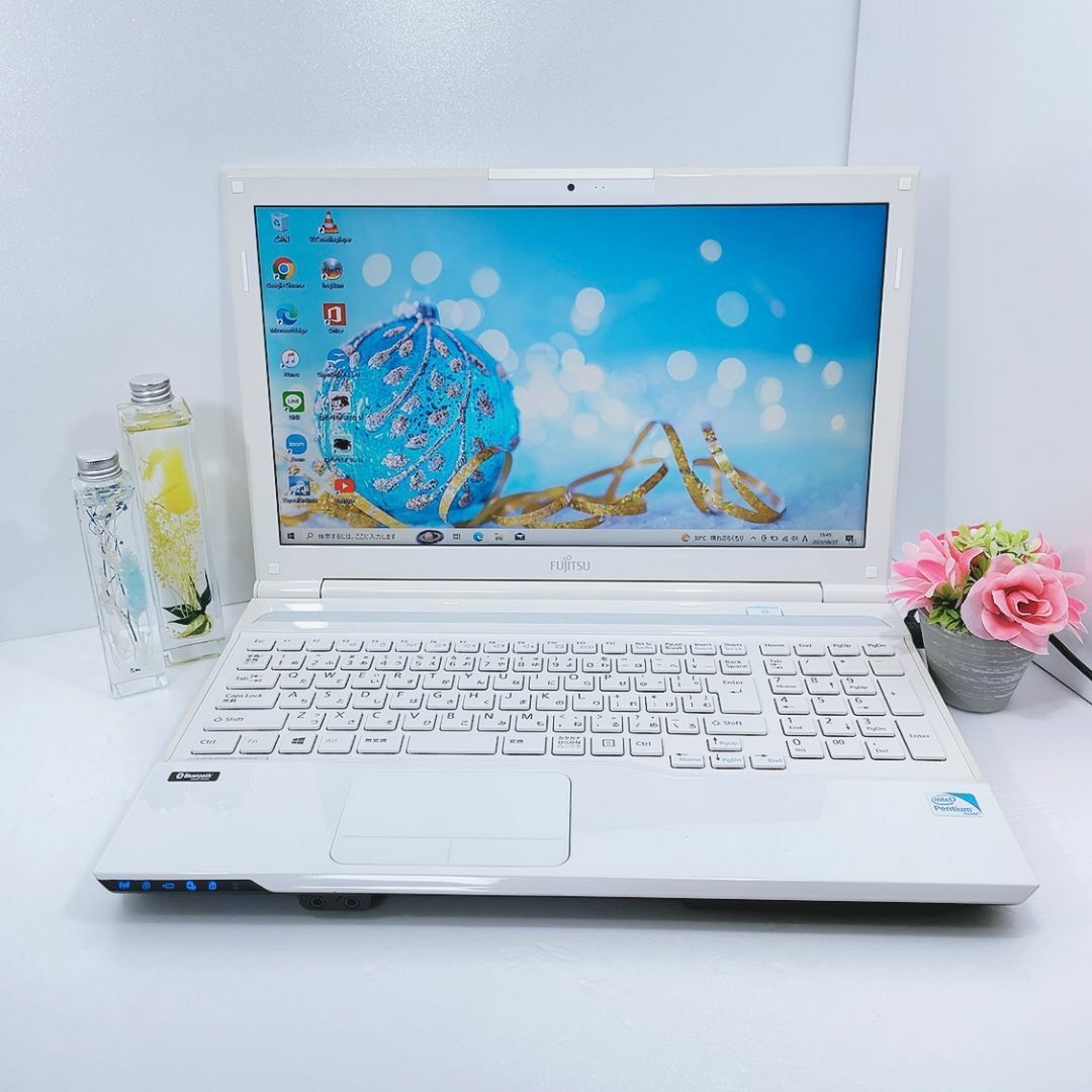 富士通 - 超美品⭐️綺麗な白⭐️薄型⭐️初期設定済 ノートパソコン