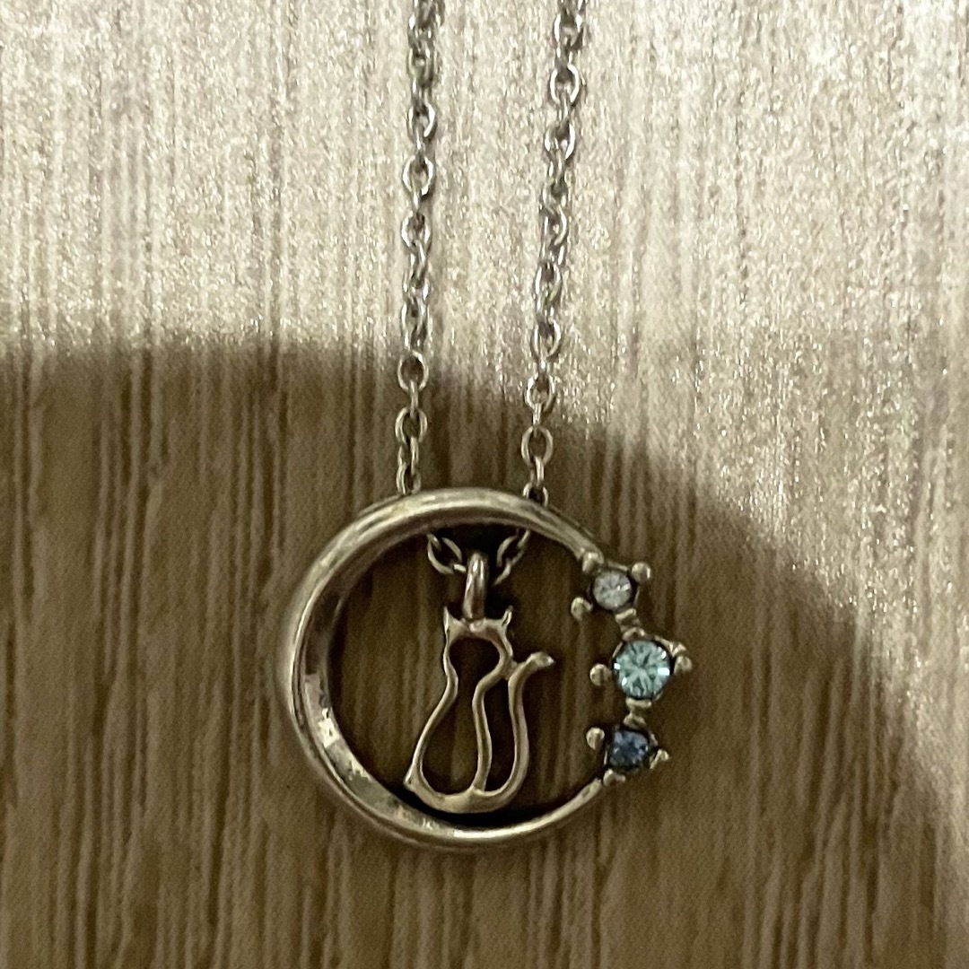 ネックレス　猫　ガラス細工　ブルー　シルバー　小樽 レディースのアクセサリー(ネックレス)の商品写真