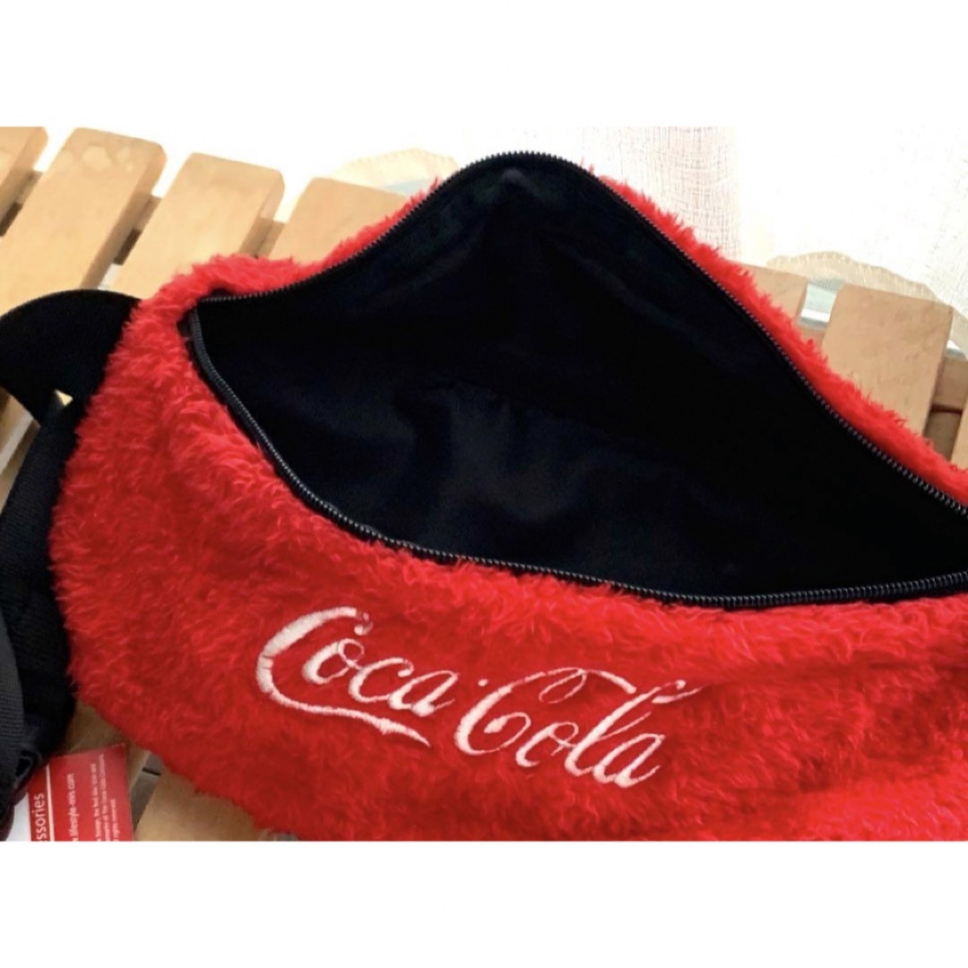 コカ・コーラ(コカコーラ)のふわもこ❗️コカコーラ真っ赤なボディバッグ、ウエストポーチ　男女兼用　新品タグ付 メンズのバッグ(ボディーバッグ)の商品写真