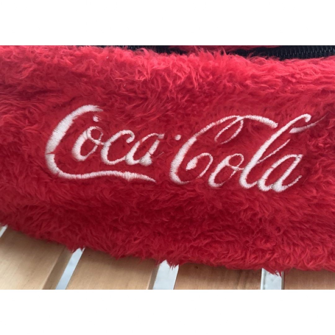 コカ・コーラ(コカコーラ)のふわもこ❗️コカコーラ真っ赤なボディバッグ、ウエストポーチ　男女兼用　新品タグ付 メンズのバッグ(ボディーバッグ)の商品写真